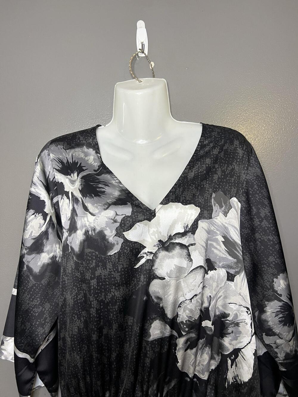 White House Black Market Blouse Womens Small Black Floral Kimono V Neck Top